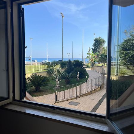 Apartmán Bilocale Vista Mare Sul Lungomare Siderno Exteriér fotografie